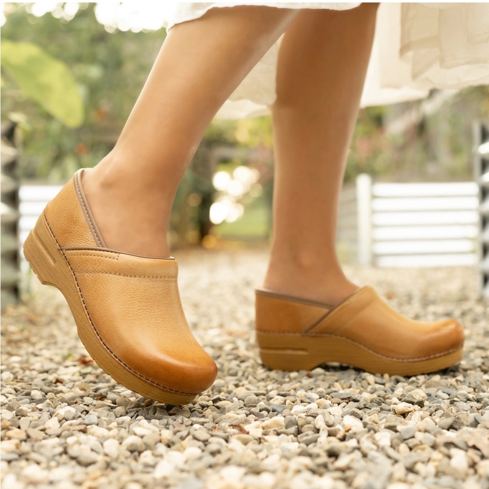 DANSKO Professional Honey Distress clogs